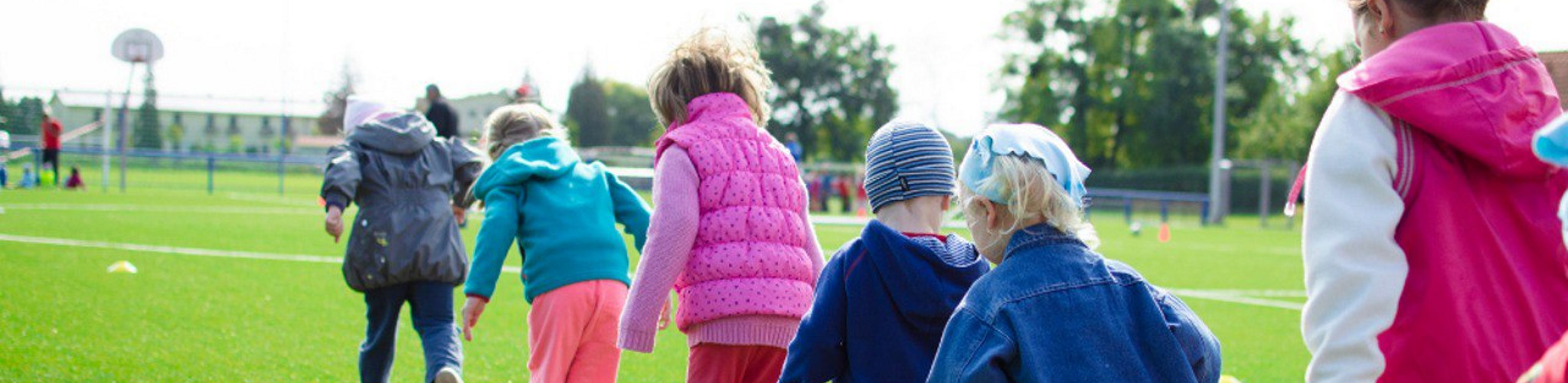 Bambini che giocano in campo sportivo